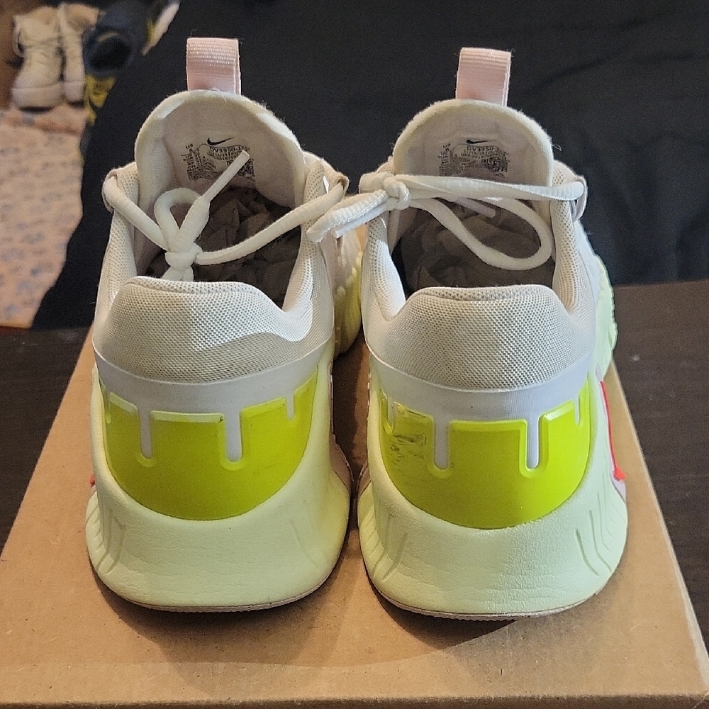 Nike Free Metcon 5 Barely Volt Pink Foam (Womens) Womens 8 EUC - Picture 5 of 11